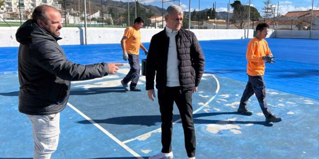 El Ayuntamiento mejora la pista de fútbol sala del Polideportivo 3 deportes