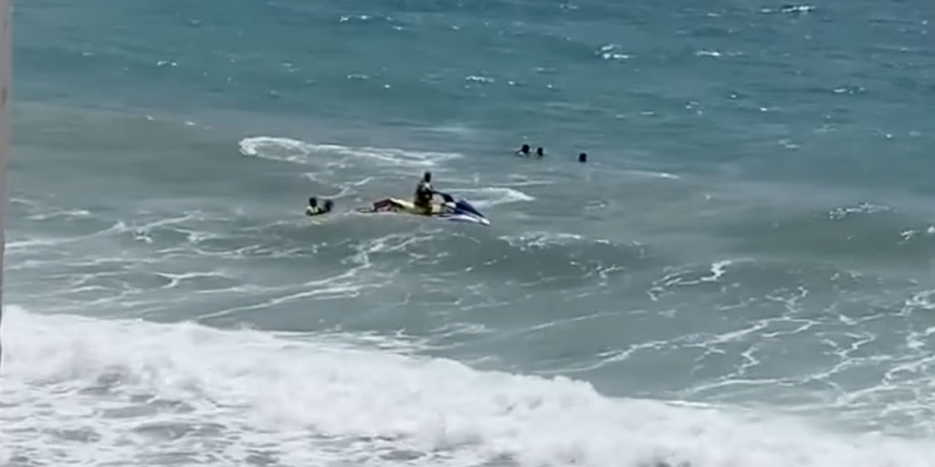 Los socorristas de Nerja han rescatado a 4 personas el la playa EL CHUCHO 2 rescate