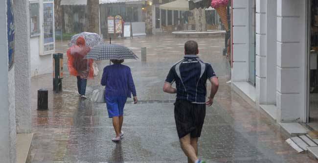 Alerta naranja en la Axarquía por riesgo de lluvias fuertes 2 nerja rain 1