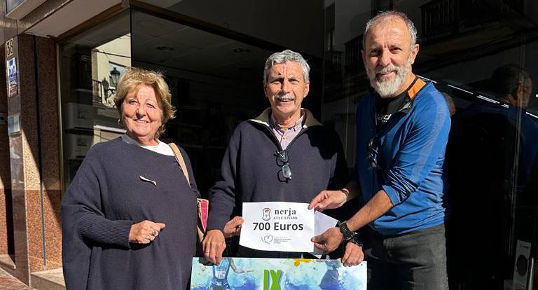 El club nerja atletismo entrega el cheque de la trail a la AECC 8 WhatsApp Image 2023 11 29 at 13.49.07