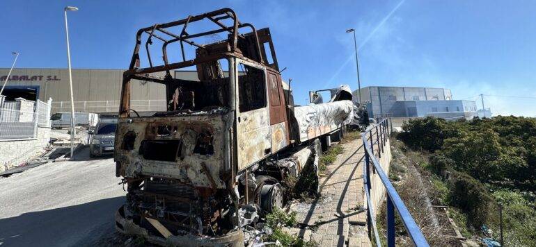 El Ayuntamiento procederá a retirar el camión siniestrado en Castillo Alto 10 fasdfsadfdsads