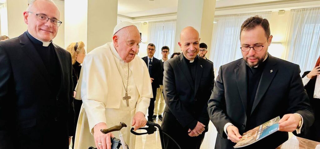 El Papa recibe la guía turística de Nerja 9 papa