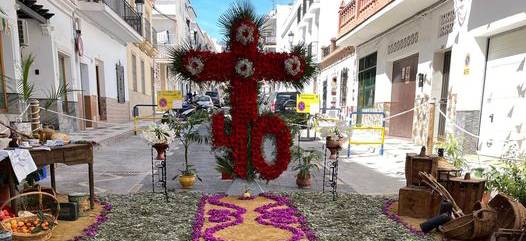 La cruz de los vecinos de Las protegidas fué la ganadora en El día de la cruz 4 cruz