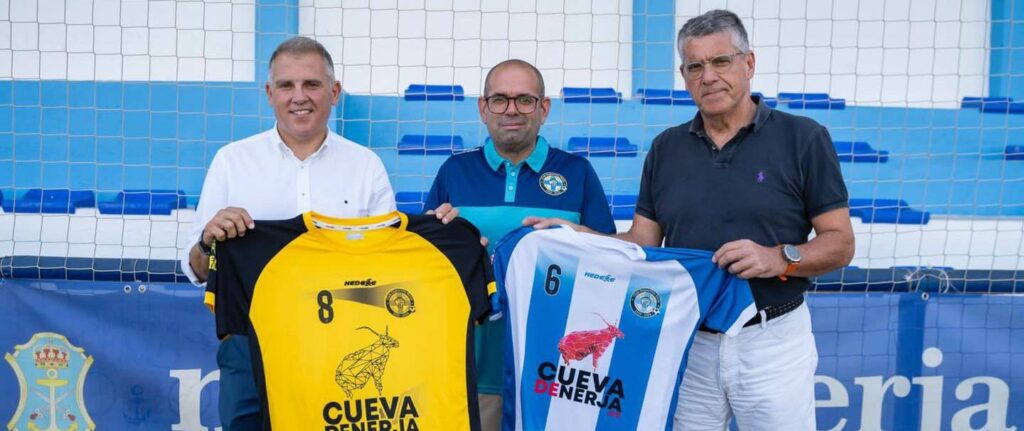 La Cueva de Nerja luce publicidad en la camiseta del CD Nerja 6 cdnerja