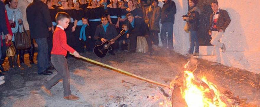 ambiente festivo alrededor de las hogueras de San Antón 2 SAN ANTON