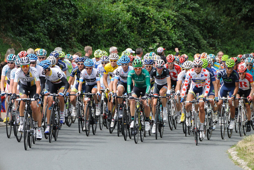 #IMPORTANTE VUELTA CICLISTA A ANDALUCÍA RUTA DEL SOL 2025 7 1200px Tour de France 2011 etape 7 sortie Chaumont peloton 1